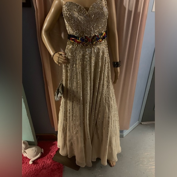Beautiful cream colour sequined Royal Queen size 14 formal dress…. - Picture 2 of 10